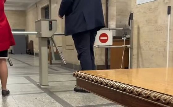 След като остана без охрана, Пеевски вече влиза в парламента през входа за граждани (видео)