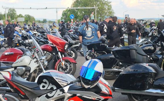 Мотористи затвориха ключови пътища в страната заради увеличената 'Гражданска отговорност' (снимки)