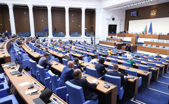 Управляващите предлагат скандални промени в правилника на парламента, алармира Да, България