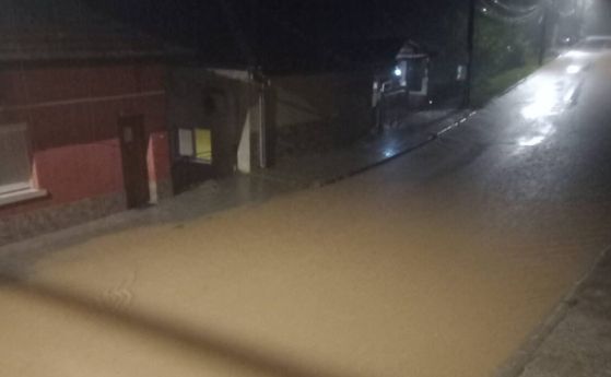 Воден ад по улиците в Габрово и Търново, река Янтра излезе от коритото си