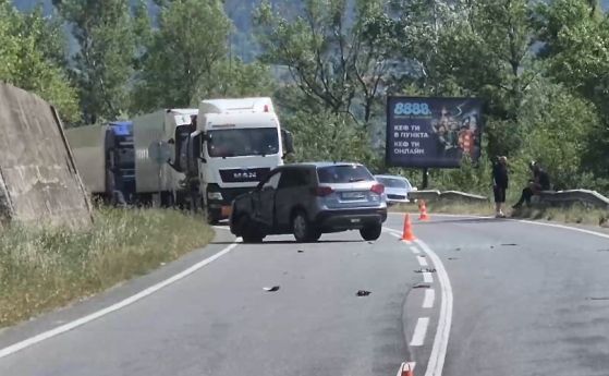 Кола се вряза в спрял камион край Симитли, загина жена
