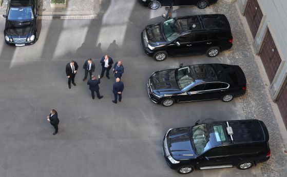 Служители на НСО в двора на Народното събрание - БГНЕС/Архив