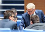 Николай Денков говори с Венко Сабрутев и Стою Стоев в пленарната зала - БГНЕС/Стефан Василев