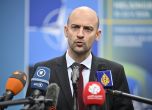 Жан-Ноел Баро говори пред медиите на среща на НАТО в Швеция.