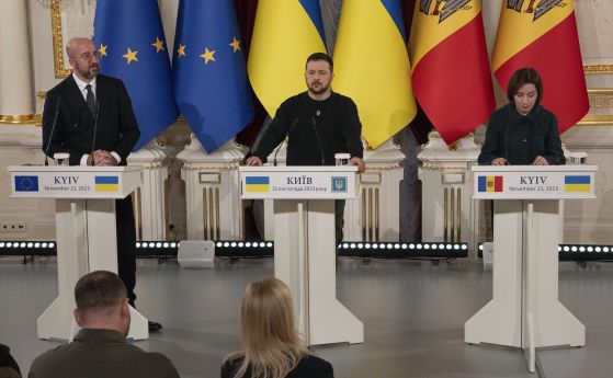 Президентите на Украйна и Молдова, Володимир Зеленски и Мая Санду, с Шарл Мишел през 2023 г. 