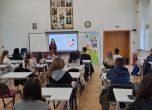 Класна стая с ученици