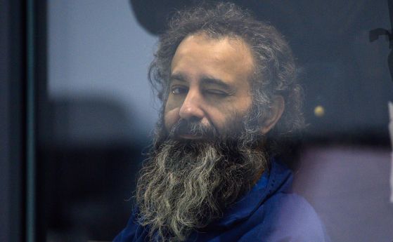 Подсъдимият Талеб ал Абдулмохсен седи зад стъклена преграда по време на процеса в Окръжния съд в Магдебург.