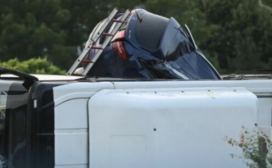 Автомобил се вряза в автобус