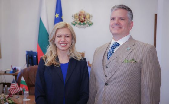 Михаела Доцова и Х. Мартин Макдауъл/Пресцентър Народно събрание