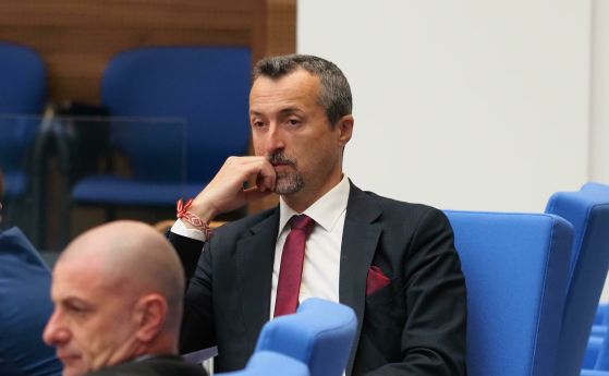 Шефът на здравната каса подава оставка