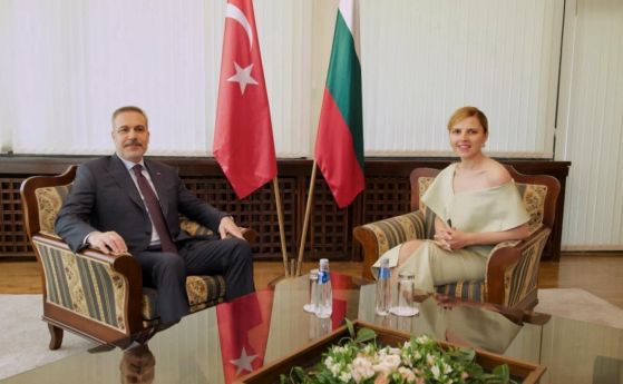 Външно свали разголената снимка на министърката, в Турция ощ