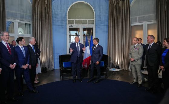 Президентът на САЩ Доналд Тръмп (вляво) се среща днес с френския си колега Еманюел Макрон в кулоарите на лидерския форум на Г-7 в Евиан, Франция, 15 юни 2026 г.