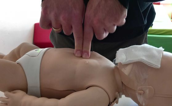 Нов безплатен курс в София учи родители как да реагират при спешни ситуации с бебета и деца