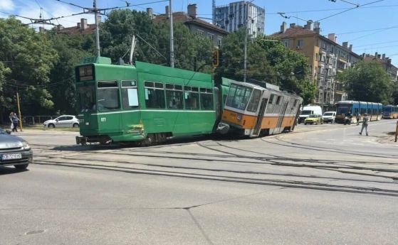Два трамвая се удариха в София