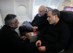 Главният преговарящ от иранска страна - председателят на парламента на Иран Мохамед Багер Галибаф (в средата на снимката) редом до външния министър на Иран Абас Арагчи в самолета на път за Швейцария. 