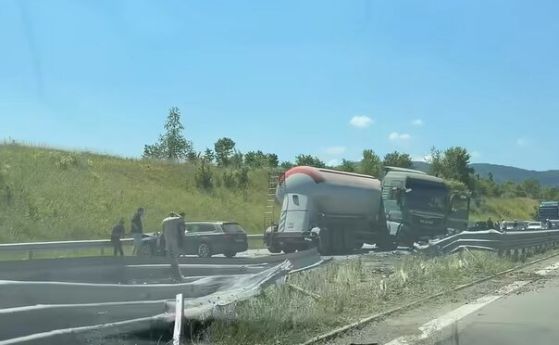 Камион скъса мантинелата на АМ Струма 