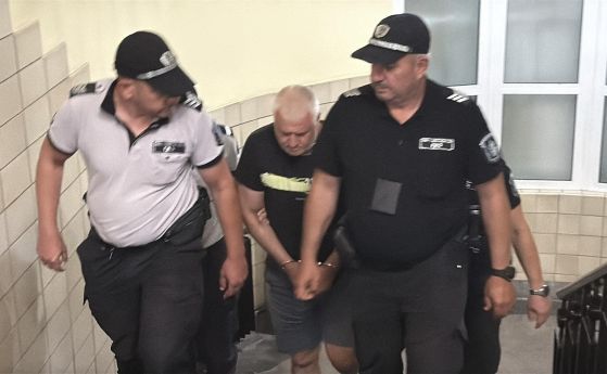 Полицията води обвиняемия към делото - БГНЕС/Иван Янев 