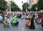 Протестиращите коленичиха в памет на загиналите на пътя - БГНЕС/Стефан Василев