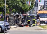 Обърнатата кола на тротоара пред болницата. - Фейсбук/Забелязано в София