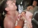 Моментът, в който спасителите преддават детето на баща му - Би Би Си