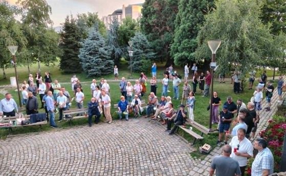 Бдение в знак на протест срещу закриването на Комисията по досиетата