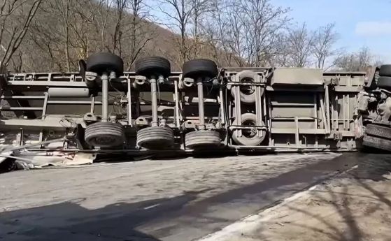 Турски ТИР се обърна в Прохода на Републиката и блокира движението