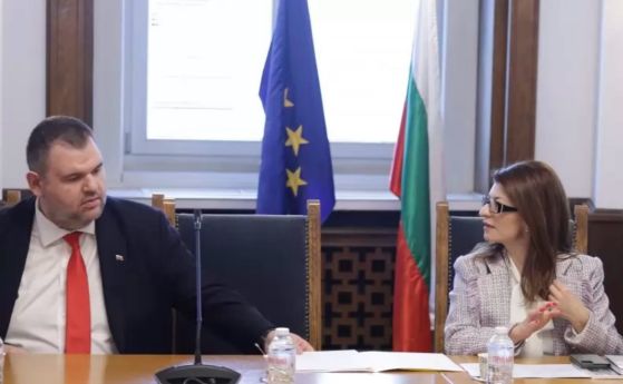 Делян Пеевски и Десислава Атанасова в Народното събрание по време на управлението на т.нар. "сглобка" - Архив