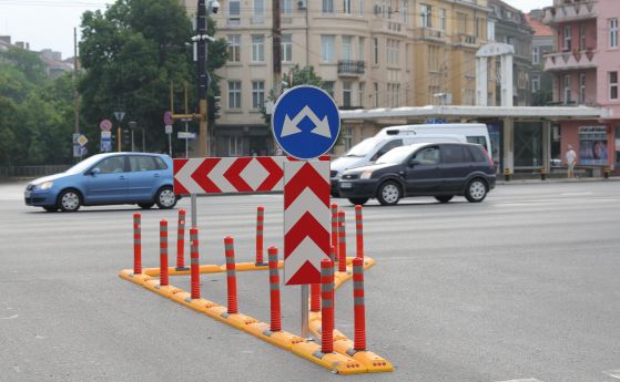Монтираха разделителен остров на кръстовището на Орлов мост