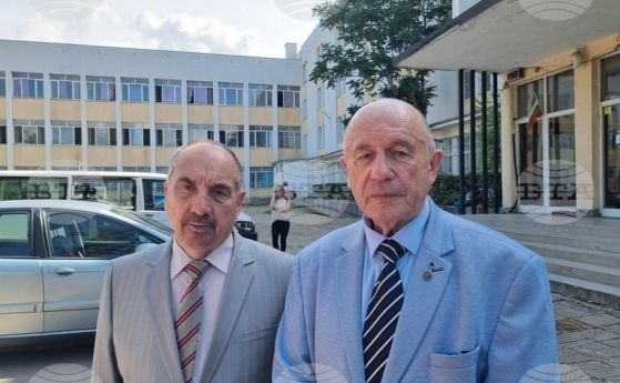 Двамата полковници, абонирани за ръководството на ДАБ. Вдясно е шефът Иван В. Иванов (БСП), вляво – Никола Казаков (ГЕРБ).