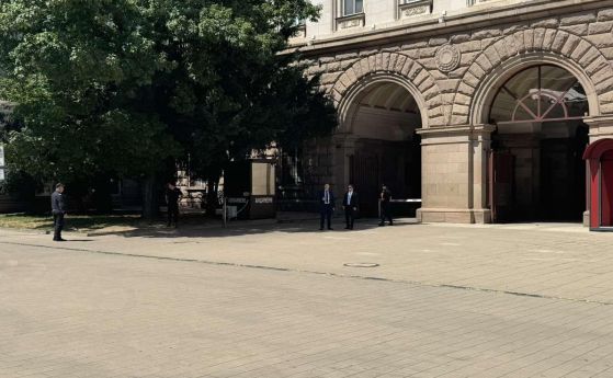 Сигнал за бомба е получен днес, 15 юли, в Президентството. Задействан е стандартният протокол за действие при подобни ситуации - евакуация. БГНЕС/ГЕОРГИ ПАШКУЛЕВ 
