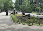 Работници озеленяват пространството в градинката пред Народния театър „Иван Вазов“. БГНЕС/Андрей Николов