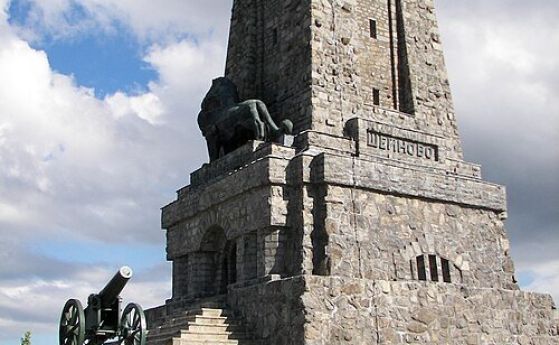 Паметникът на свободата на връх Шипка. Уикипедия