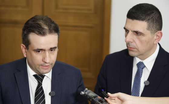 Божидар Божанов и Ивайло Мирчев пред стаята на комисията по контрол за службите. БГНЕС/Боян Топчийски