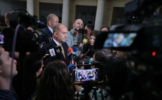 Румен Радев говори пред журналисти в парламента. МС