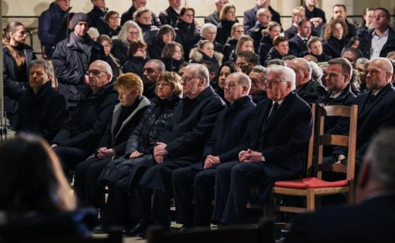  Германският президент Франк-Валтер Щайнмайер, германският канцлер Олаф Шолц, министър-председателят на провинция Саксония-Анхалт Райнер Хазелоф присъстват на екуменическа панихида в катедралата на Магдебург, Сн. ЕПА/БГНЕС 