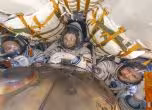Астронавтът на NASA Крис Уилямс (вляво) и руските космонавти Сергей Куд-Сверчков (в центъра) и Сергей Микаев в капсулата „Союз МС-28“ след кацането край Жезказган, Казахстан (Bill Ingalls/NASA)