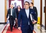 Асен Василев носи петицията в президентството - БГНЕС/Стефан Василев