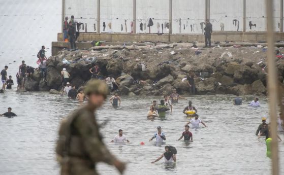 Испания строи 500-метрова плаваща преграда по морската граница между Сеута и Мароко