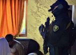 Единият от арестуваните и служител на МВР