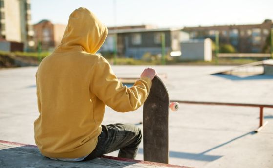Три деца устроиха засада на 52-годишен, уговорил среща с тийнейджър
