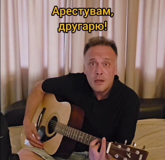 Кадър от музикалния поздрав във Фейсбук  на журналиста от Дарик радио Димитър Панев 