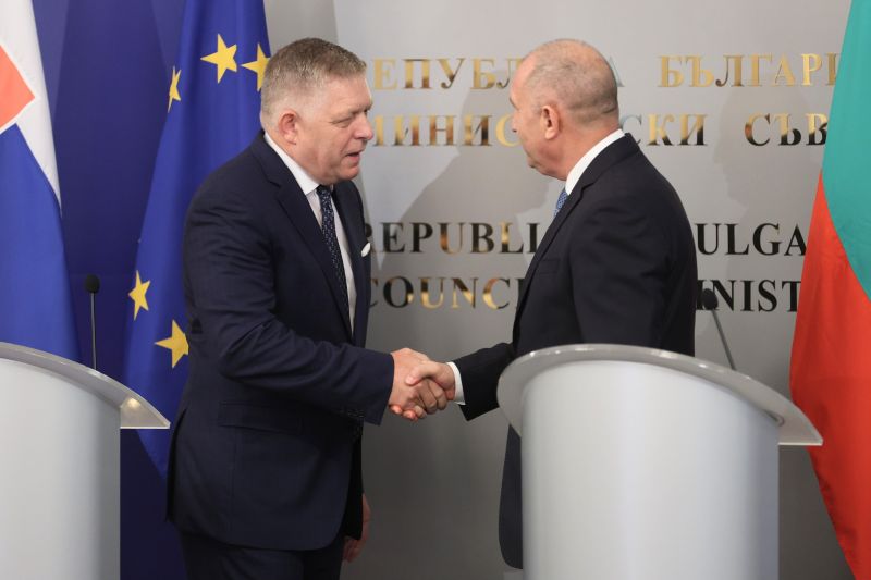 Словашкият премиер Роберт Фицо и българският премиер Румен Радев