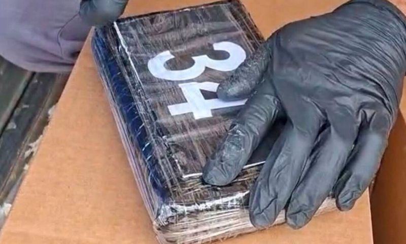 Задържани са стотици килограми кокаин и марихуана