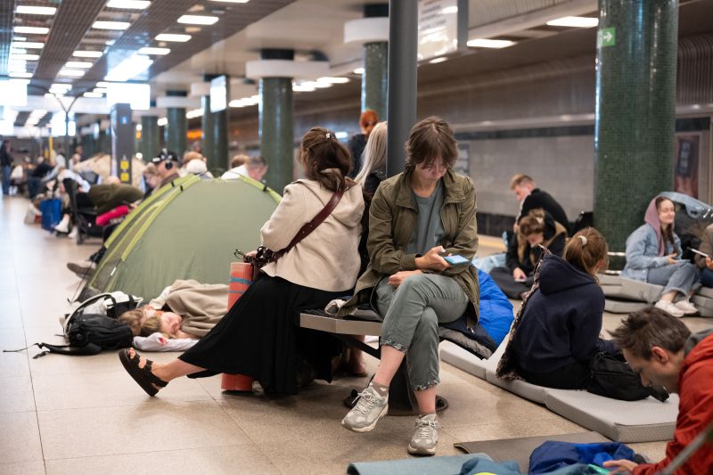 Жители на Киев се укриват в метрото по време на нощна руска атака