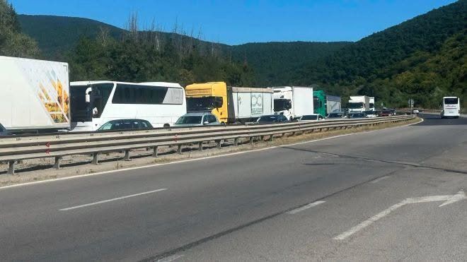 Катастрофа край село Потоп блокира АМ ''Хемус'' към София, образува се километрична тапа