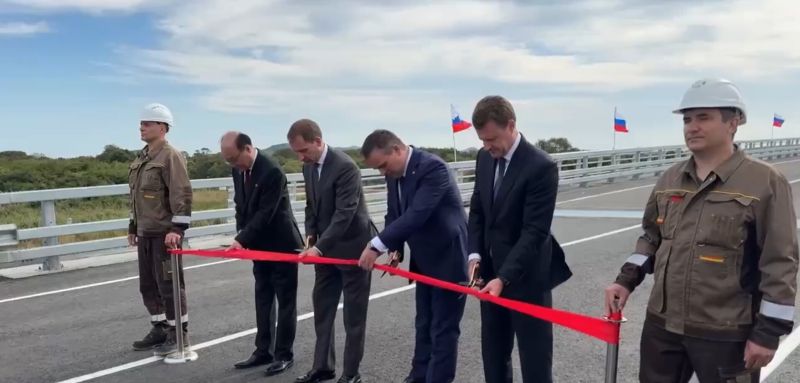 Кадър от откриването на първия автомобилен мост през общата граница на Русия и Северна Корея