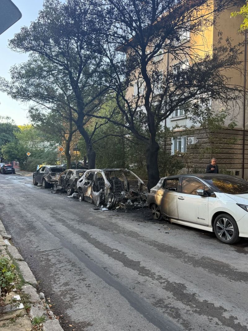 Изгорели автомобили