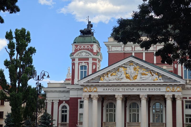 Хоро пред Народния театър. ФБ