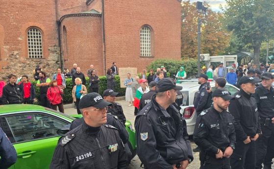 Протест и контрапротест пред Столична община