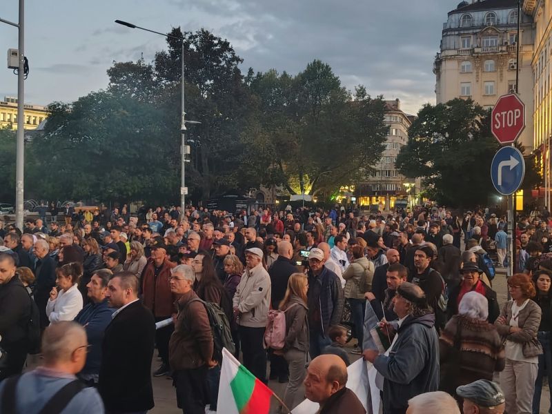 Протестът в Триъгълника на властта в центъра на София